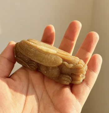 Hetian Jade Qiemo Golden Mountain Sugar Pixiu Hand Piece 84.7*38.4*24.6mm