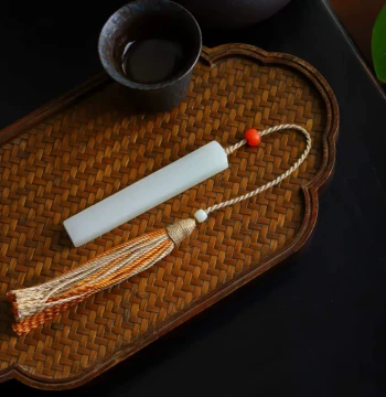 Natural Xinjiang Hetian Jade Factory Store Qinghai Old Material Plain Surface Seal Hand Piece with Engraving Option and Certificate