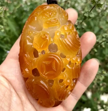 Wealth-Attracting Pixiu Hand Play Piece, Natural Chalcedony Pixiu Hand Piece with Jade Pendant