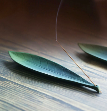 Ceramic Willow Leaf Incense Holder, Stick Incense Base, Celadon Glaze Incense Stand and Tray, Sandalwood Zen Creative Aromatherapy