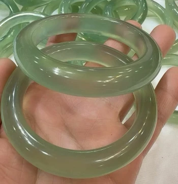 High-Ice Xiuyan Jade Bangle - Icy Bright Green Round Bracelet, Chinese Style Skin-Brightening Women's Jewelry in Gift Box