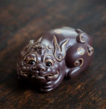 Yixing Zisha Tea Pet with Gold-Brushed Pixiu Sculpture, Creative Teaware Accessory, Wealth-Attracting Pair of Pixiu Figurines Suitable for Nurturing