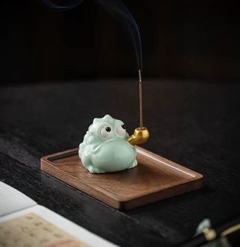 Wealth-Attracting Golden Toad Stick Incense Burner, Ceramic Household Indoor Incense Holder, Cute Tea Table Desktop Aromatherapy Ornament