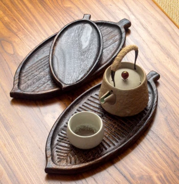 Solid Wood Tea Tray in Leaf Shape - Vintage Chinese Style Creative Snack Plate and Dried Fruit Platter for Homestays