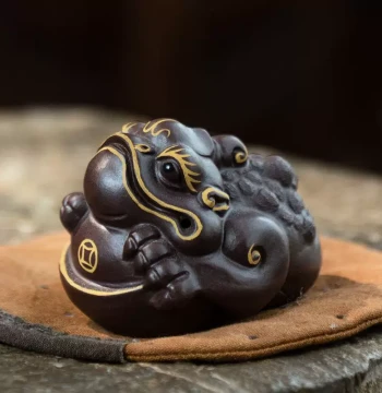 Yixing Purple Clay Tea Pet Pixiu Figurine Sculpture, Creative Design, Wealth-Attracting Gold-Outlined Ingot and Three-Legged Toad, Matching Tea Set Accessory