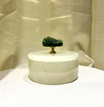 Vintage Modern Art Home Decor – Natural Jade Storage Box for Sales Office or Bedroom, Jewelry Organizer and Decorative Jar