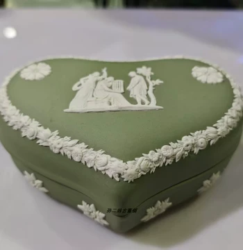 UK-Made Wedgwood Green and White Jasperware Greek Mythology Heart-Shaped Jewelry Box Decorative Ornament Vintage