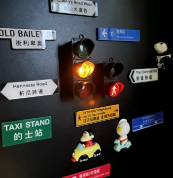 Cultural Creative Hong Kong Road Sign Landmark Indicator Light-Up Refrigerator Magnet, Travel Souvenir, Traffic Light Directional Magnet