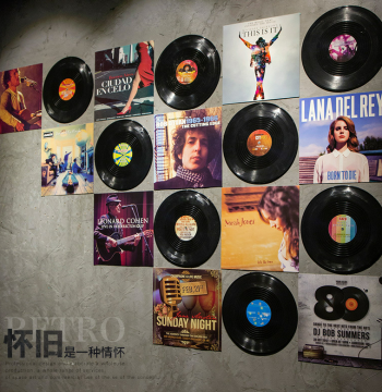 Vinyl Record Decorative Wall Hanging for Bars and KTVs, Retro American Style Creative Wall Decor for Lounges and Nostalgic Settings