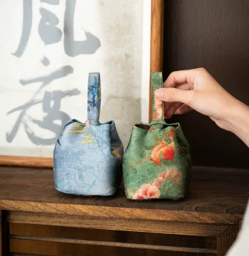 Xiangyunsha Fabric Handheld Cup Bag, New Chinese Style, Drop-Resistant Travel Portable Owner's Cup Storage Bag, Direct from Manufacturer