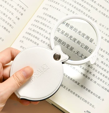 Japanese HD Magnifying Glass Portable Foldable Mini High-Power Lens for Elementary Students Compact Keychain Pendant Specialized for Elderly Reading Eye-Safe Home Text Enlarger