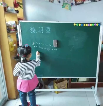 Kaiwei Stand-Type Mobile Blackboard Wall for Home and Office, Small Hanging Whiteboard, Vertical Teaching and Training Whiteboard, Double-Sided Magnetic Large Blackboard Stand for Home and Children's Memo Board
