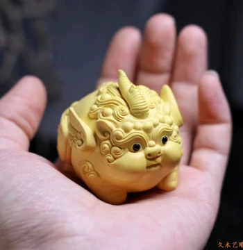 Boxwood Carved Awakening Lion, Cute Flying Wealth-Attracting Pixiu, Collectible Handheld Piece, Desktop Ornament