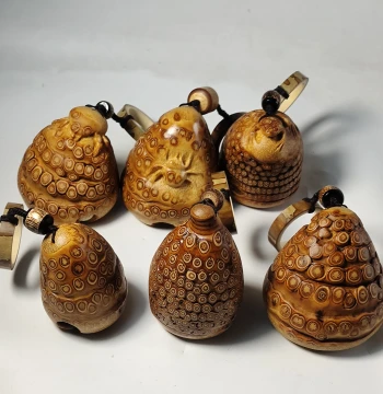 Wenwan Bamboo Root Carving Hand Piece: Creative Wealth-Attracting Ornament, Housewarming/Opening Gift with Traveling Bell