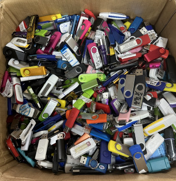 Assorted USB Flash Drives 128MB to Several GB Random Shipment - Mixed Quality with High Yield of Good Units