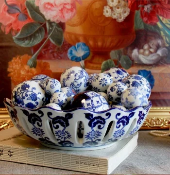 Yutong Ceramic Decorative Ornaments; Blue-and-White Porcelain Floating Spheres for Living Room and Study Display