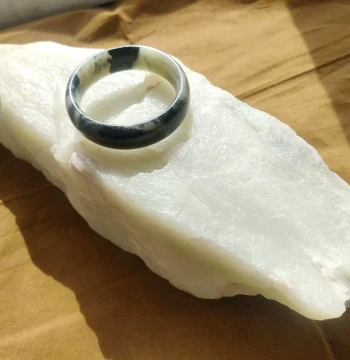 9.6 lbs Xinjiang Hetian Jade Raw Stone, Qemo Mountain Flow Material, Mutton Fat Jade with Oily Luster for Display, Bracelet Making, and Collection