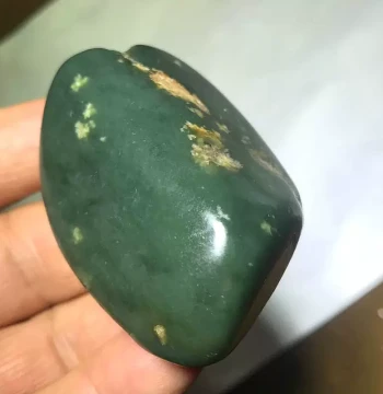 121g Hetian Sand Jujube Green Green Jade Seed Material Raw Stone Fine Grain Seed Jade Play Material Emerald Green Material Reshaped Seed Jade