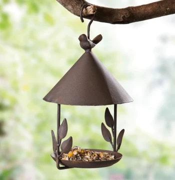 Pastoral Wrought Iron Bird Feeder with Rainwater Dish, Small Hanging Basket Ornament for Balcony and Courtyard Decoration