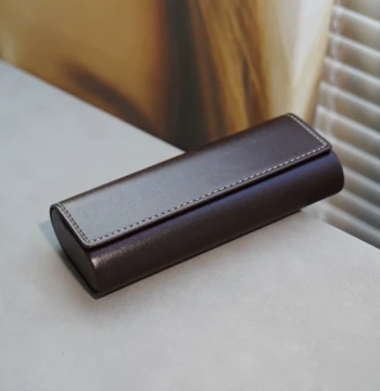 Retro Portable Leather Glasses Case for Men and Women, Minimalist Anti-Pressure Drop-Resistant Myopia Storage Box, Premium Fresh Style