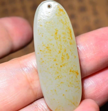 SBH417 Xinjiang's Cat 9.8g Red Skin Cooked Fine High Green-White Jade Seed Material Suzhou Craft Bamboo Reports Safety Pendant