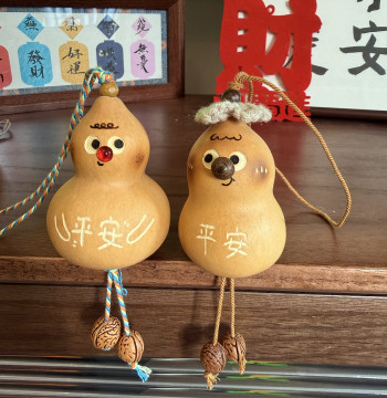 Natural Handcrafted Mini Real Gourd Pendant: Car Ornament, Cultural Creative Gift, Guochao Style, Cute Stress Relief for Car or Bag