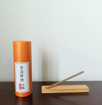 Zhang Baoxun Yitong Hall Shengqing Jiangzhuo Incense - Puppy Sachet Made from Spices, Includes Incense Holder Gift