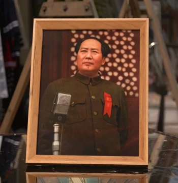 Framed Portrait of Chairman Mao Zedong, Display Stand or Wall Hanging Photo Poster for Living Room Decor