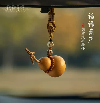 Handwoven Natural Grass Gourd Car Pendant for Road Safety, Vehicle Hanging Ornament, Rearview Mirror Charm
