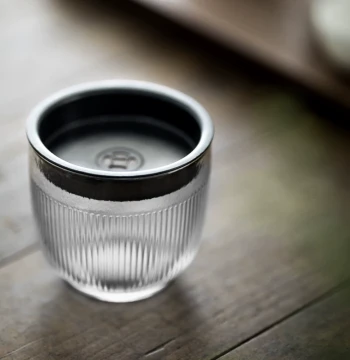 Caomuci Transparent Vertical Ribbed Glass Jian Shui with Lid, Small Tea Washer, Retro Iron Lid Tea Waste Container, Small Tea Bucket, Tea Sea