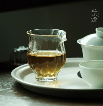 Yetan Heat-Resistant Glass Fairness Cup, Petal-Shaped Even Pouring Cup, Small Tea Sea for Single Serving, Simple Home Tea Divider
