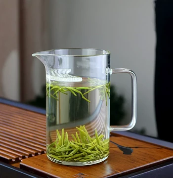High Borosilicate Glass Half-Moon Fairness Cup with Integrated Tea Filter – Large Capacity Thickened Heat-Resistant Tea Server