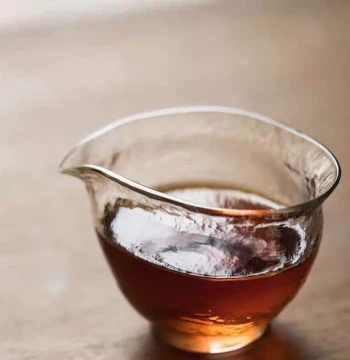 Glass Fairness Cup with Eagle Beak Spout, Handleless Japanese Style Scald-Proof Mixing Cup, Tea Divider, Thickened Heat-Resistant Handcrafted Unique Tea Ware, Tea Sea