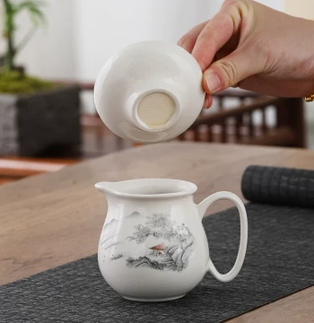 Mutton Fat White Porcelain Fair Cup with Integrated Tea Strainer Combo Home Tea Divider Ceramic Teaware Single Tea Sea Public Cup Filter