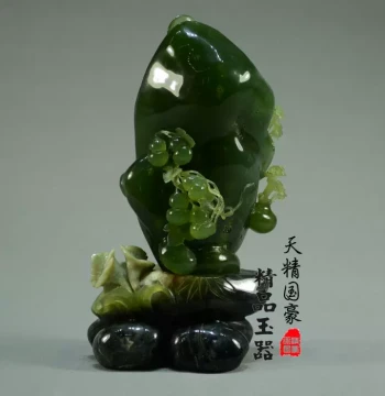 Tianjing Guohao Jade Ornament for Living Room, Natural Jade Ornament Xiuyan Jade Raw Stone Carved Ruyi Indoor Fortune and Prosperity