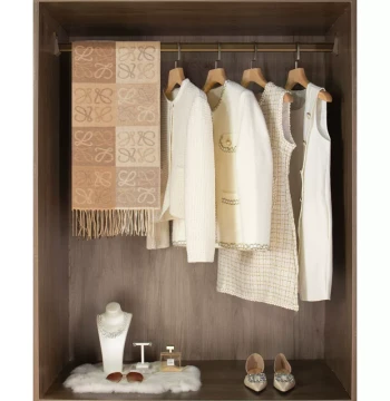 Showroom Walk-in Closet Soft Decoration, Chanel-Style Women's Wardrobe Bedroom Dress and Necklace Ornament Combination