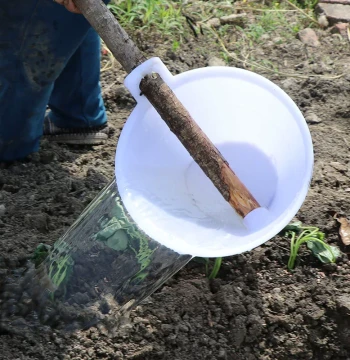 Thickened Plastic Water Scoop for Watering Vegetables, Farm Irrigation Gourd-Shaped Scoop, Traditional Water Ladle and Spoon