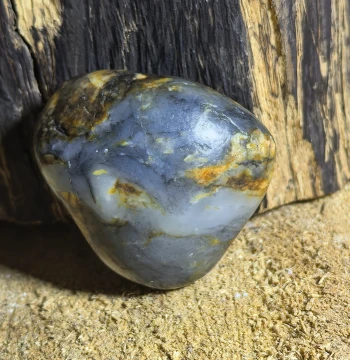 Blue-and-White Seed Material is a type of Hetian Jade seed material, named for its black-and-white contrast resembling traditional ink wash painting