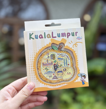 Kuala Lumpur, Malaysia Metal Fridge Magnet, Movable Little Girl, Gift Box Packaging, Souvenir Gift