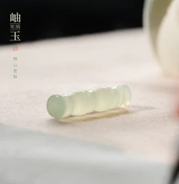 Wenxin Tang Xiuyu Bamboo Joint Brush Rest, Jade Small Brush Stand, Brush Holder for Calligraphy Brushes, Four Treasures of the Study, Professional Brush Rack Ornament, Elegant Study Ware