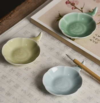 Shanlian Hubei Brush Celadon Lotus-Heart Brush Rest and Ink Saucer, High-Aesthetic Ceramic Brush Holder, Mountain-Shaped Rest, Multi-Functional Brush Washer and Water Dish for Calligraphy and Painting Beginners, Creative Desk Ornament