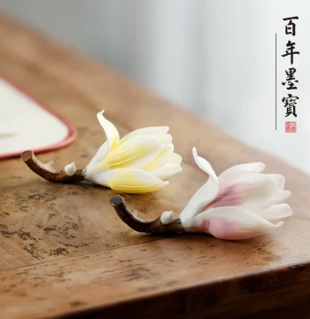 Creative Magnolia Ceramic Pen Rest and Brush Holder, Cute Plum Blossom Design for Calligraphy Brush Storage, Ornamental Paperweight