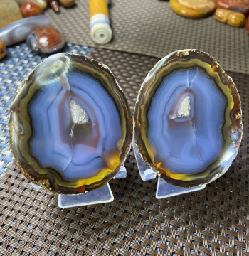 Warring States Red Agate from Xuanhua, Hebei, Pigeon Blue Ornament, One Item One Photo, High Ice Transparency, Collectible Raw Stone Mineral Specimen