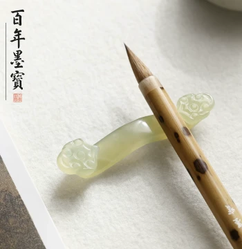 Xiuyan Jade Ruyi Brush Rest, Multifunctional Calligraphy Jade Brush Holder, Beginner Brush Stand, Mountain Style Study Room Calligraphy Art Creative Small Ornament, Compact Personalized Desktop Decor for Calligraphy and Chinese Painting