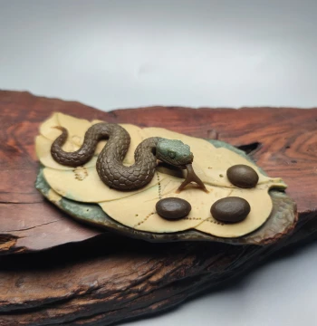 Premium Collectible Alashan Agate Three-Color Clever Carving Snake Ornament – Natural Handpiece for Palm Play and Collection, Snake King Design