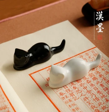 Black and White Cat Ceramic Brush Rest, Cute Japanese-Style Four Treasures of the Study, Traditional Chinese Painting Brush Stand, Small Ceramic Ornament