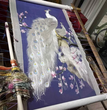 Hot Sale Hand-Embroidered White Peacock Su Embroidery: Finished Decorative Painting for Living Room, Entryway, and Background Walls