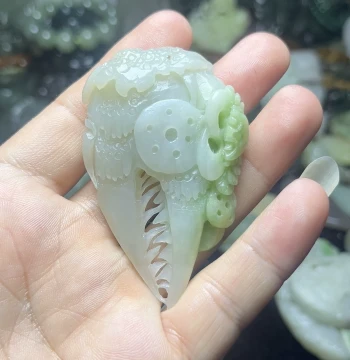 Verdant Crab Claw Pendant