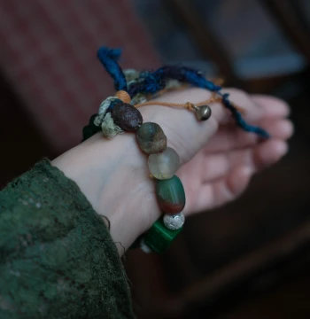 Vintage Artistic Nepal Silk Thread Dry Green Multi-Gem Bracelet SC142