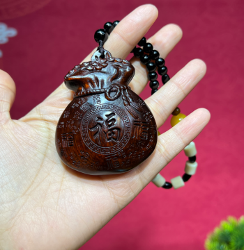Small Leaf Red Sandalwood Carved Lucky Bag Pendant Double-Sided Wealth Fortune Money Bag Craftwork Red Sandalwood Collectible Hand Piece Wealth Bag